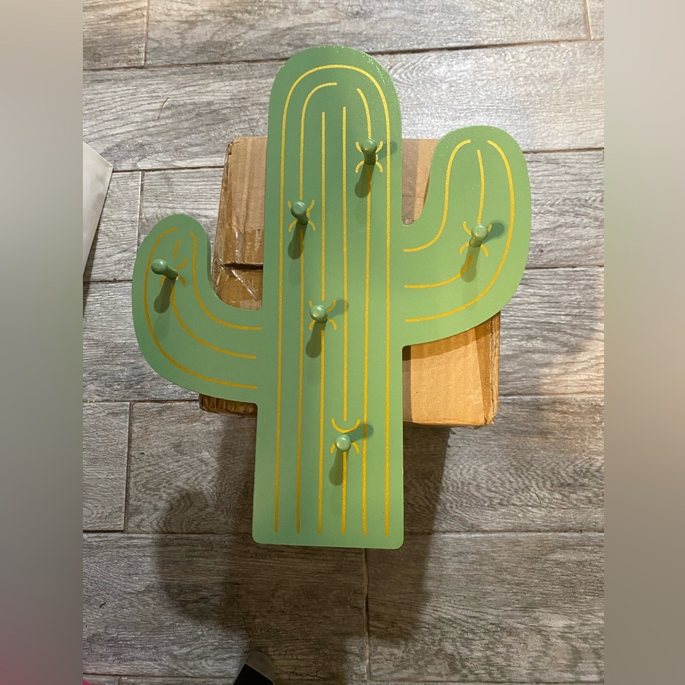 Cactus peg board and Sun motel signs (M67)